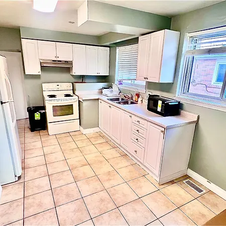 D9 Room Near Airport Brampton Exterior photo